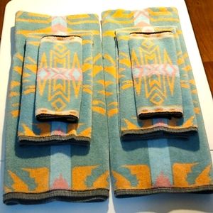 J'aime Aztec Bath Towel set. Only used as display, wash machine washed.